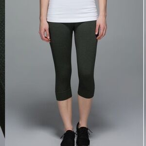 Lululemon Seamlessly Street Crop
Heathered Gator Green size 4